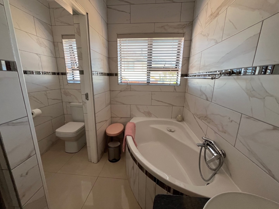 3 Bedroom Property for Sale in Outeniqua Strand Western Cape